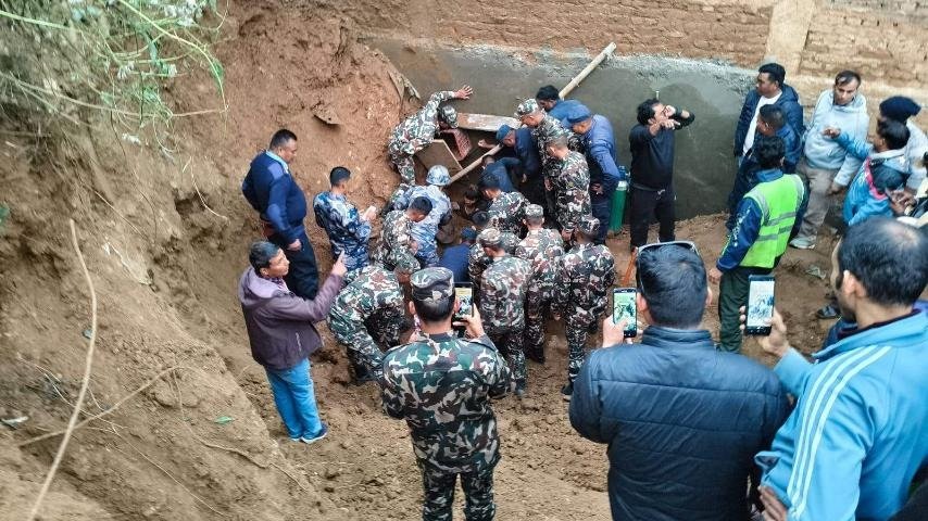 माटोको ढिस्को खसेर पुरिएका दुई जनाको उद्धार