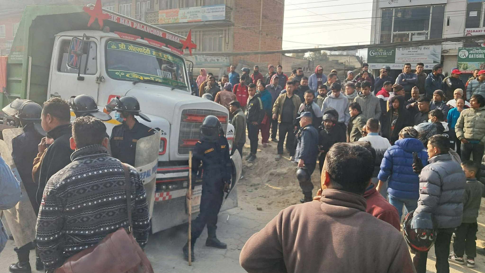 बनेपामा टिपरको ठक्करबाट स्कुटर चालकको मृत्यु, बनेपा क्षेत्र तनावग्रस्त