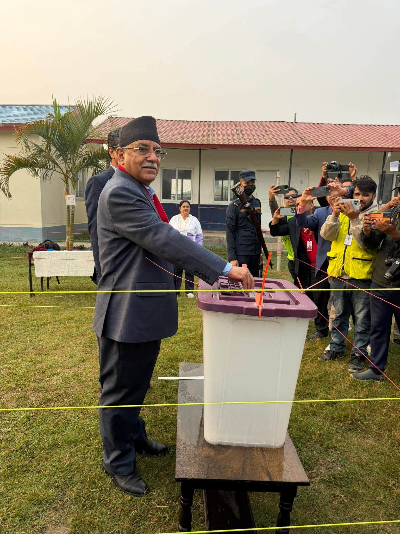 नेकपा संयोजक प्रचण्डले गरे मतदान