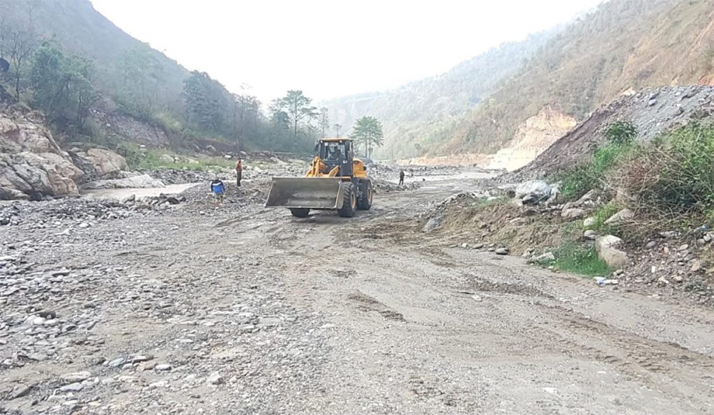 शनिबारदेखि अवरुद्ध बिपी राजमार्ग अझै सञ्चालनमा आउन सकेन