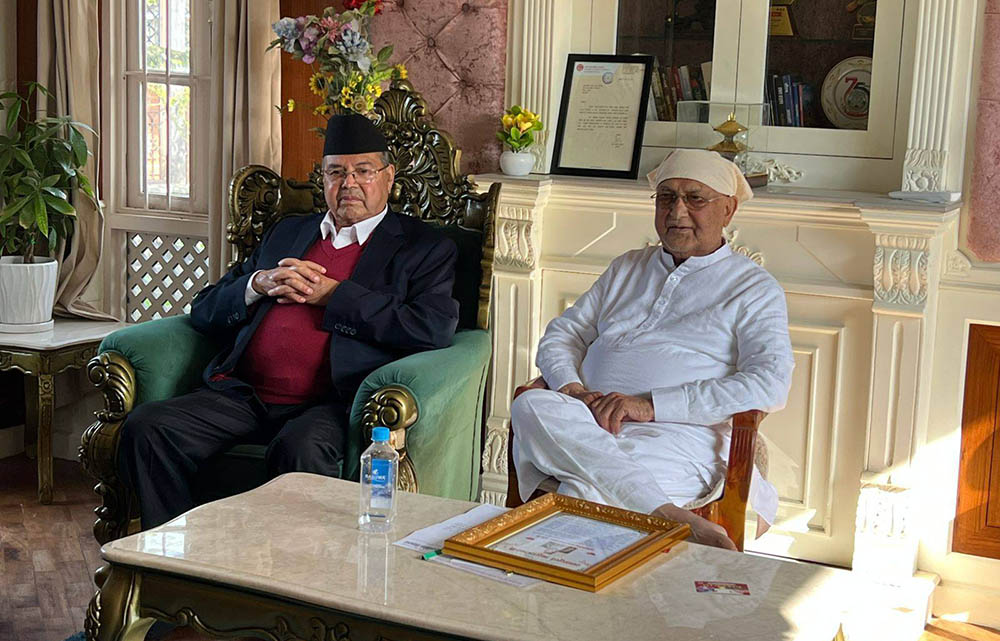 पितृशोकमा रहेका ओलीलाई भेट्न पुगे झलनाथ खनाल