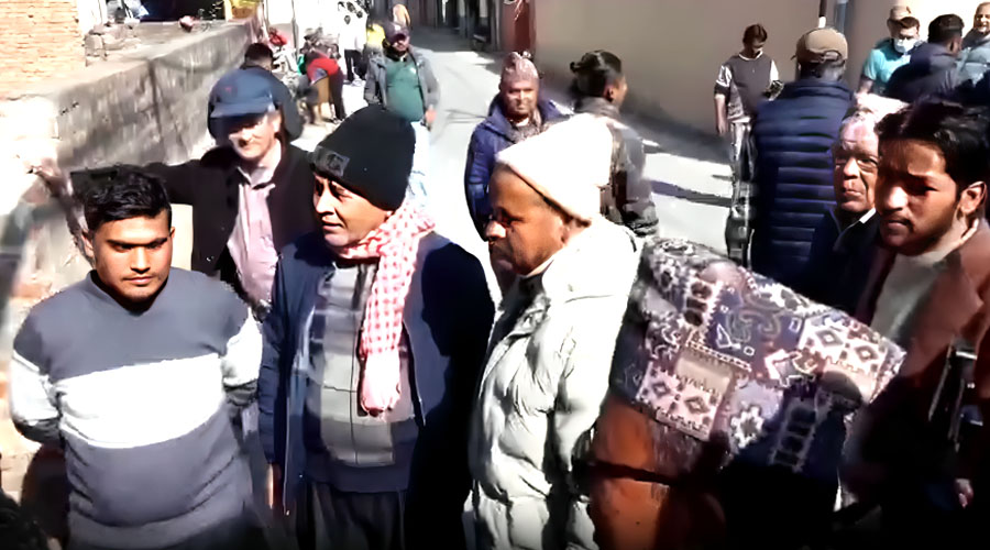 विशेष महाधिवेशन पक्षधरले घेरे कांग्रेस केन्द्रीय कार्यालय