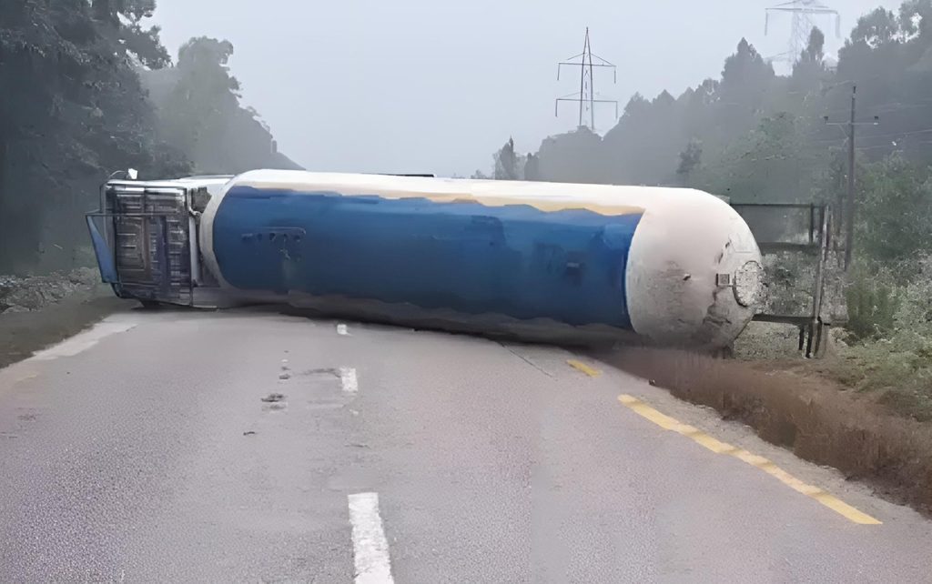 ग्यास बुलेट दुर्घटना हुँदा पूर्वपश्चिम राजमार्ग अवरुद्ध