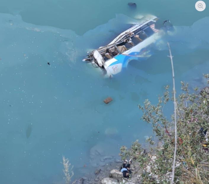 काठमाडौंबाट ओखलढुङ्गा जाँदै गरेको बस तामाकोसी नदीमा खस्यो, ५ जनाको मृत्यु