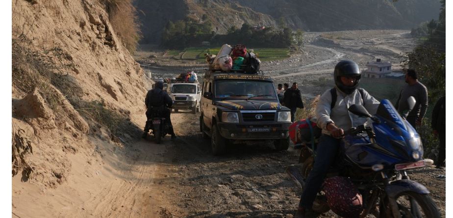 बेमौसमी वर्षाले ‘डाइभर्सन’ बगाएपछि बीपी राजमार्ग अवरुद्ध