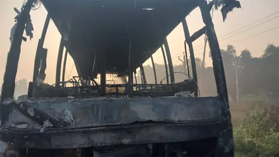 नेपाली सवार बस भारतको बलरामपुरमा ट्रकसँग ठोक्किएर आगलागी