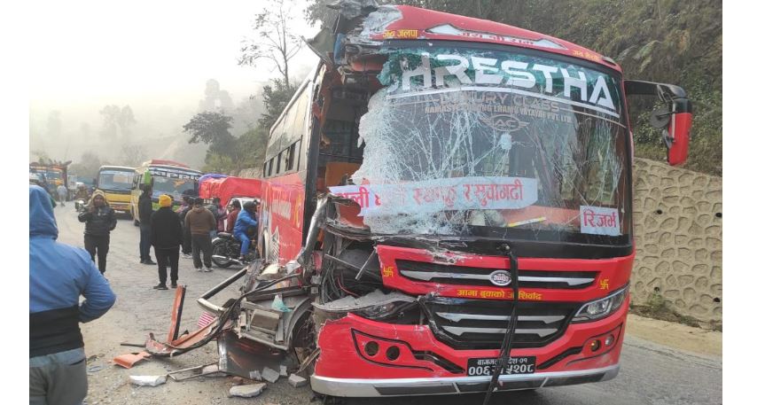 धादिङमा दुईवटा बस ठोक्किदा एक जनाको मृत्यु, २ जना घाइते