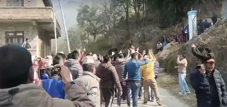 कर्मचारीमाथि हातपात गर्न खोजेपछि दोलखामा हवाई फायर