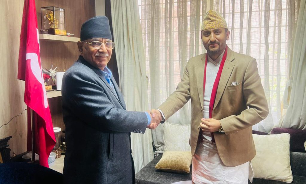 प्रचण्ड भेट्न पुगे सञ्चारमन्त्री