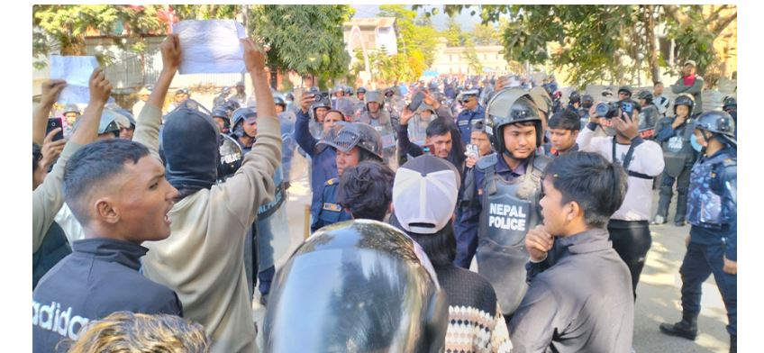 महेश बस्नेतलाई पक्राउ गर्न माग गर्दै सुर्खेतमा युवाहरूको प्रदर्शन